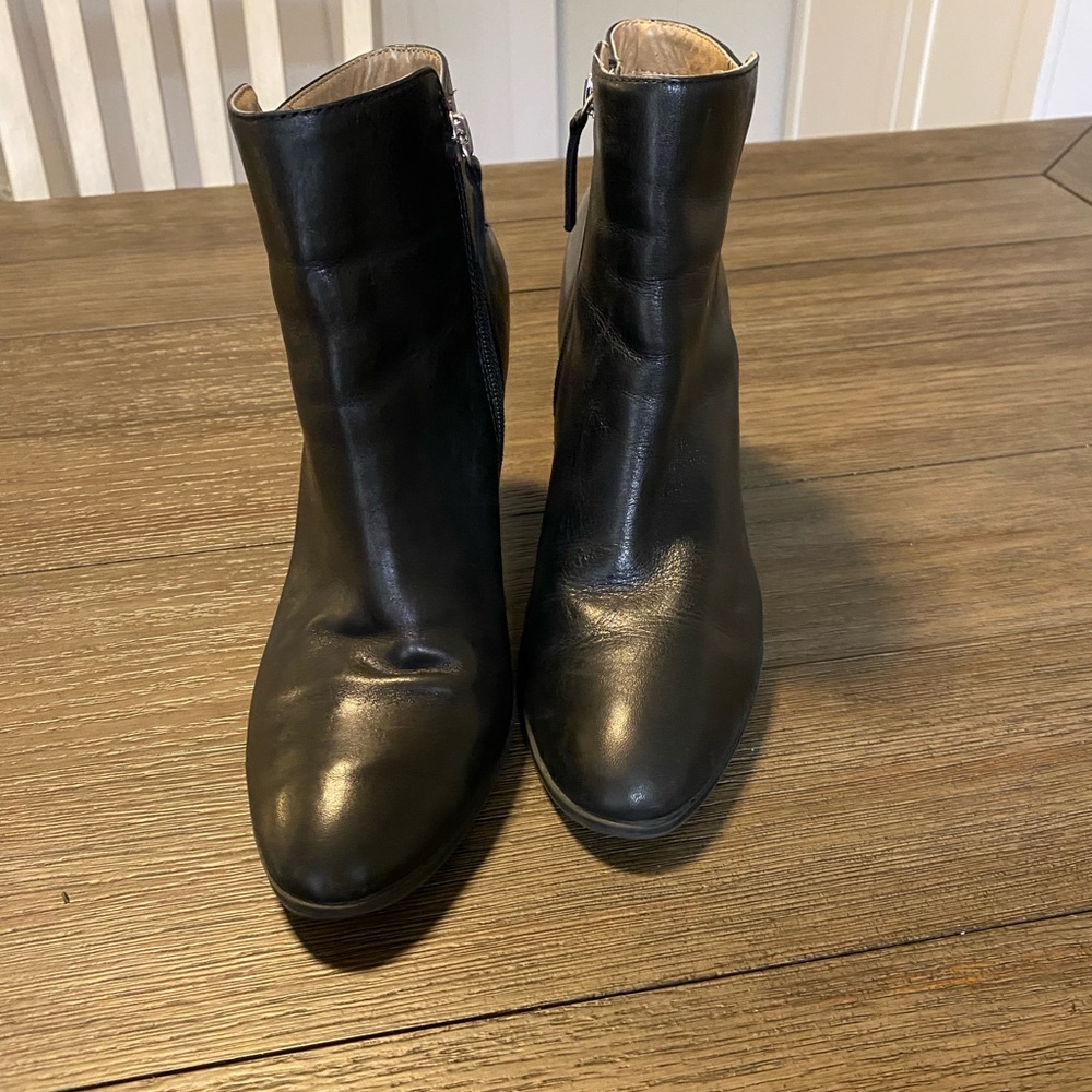 Sz 7.5 women’s Adrienne Vittadini leather black booties